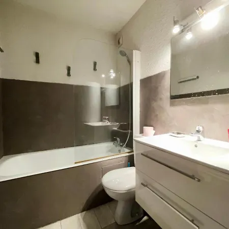 4 Pers. Au Pied Des Pistes, Balcon, Parking, Wi-fi, Proche Commerces - Fr-1-572-238 *